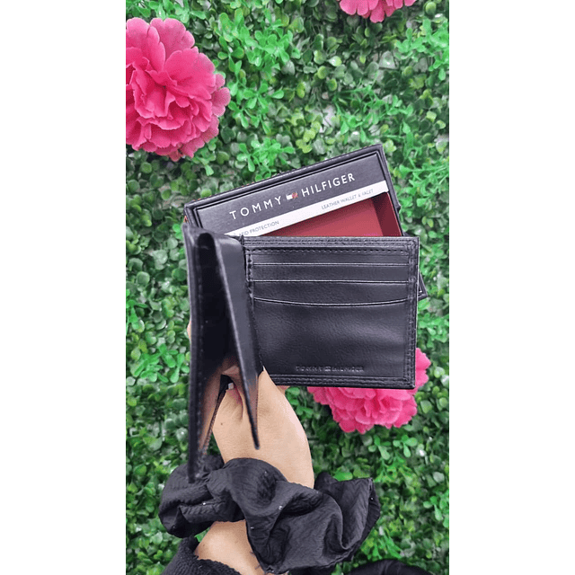 BILLETERA TH NEGRA LOGO ABAJO RECTANGULAR