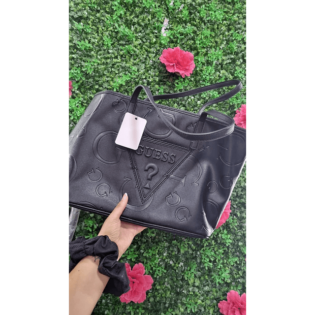 TOTE GUESS NEGRO TRIANGULO ? + COSMETIQUERO