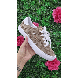 ZAPATILLA GUESS CAFÉ NRO7.5