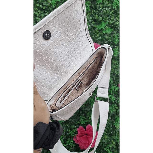 CARTERA GUESS BLANCA CON BROCHE