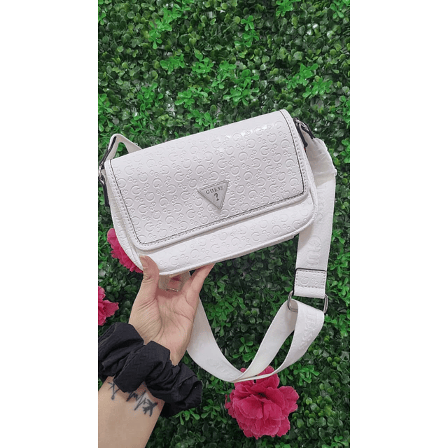 CARTERA GUESS BLANCA CON BROCHE