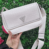 CARTERA GUESS BLANCA CON BROCHE