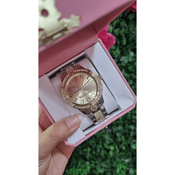 RELOJ JUICY PLATEADO CON DORADO DETALLE CORAZON BRILLOS