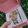 RELOJ JUICY PLATEADO CON DORADO DETALLE CORAZON BRILLOS
