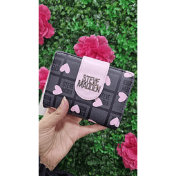 BILLETERA STEVE MADDEN GRIS CON CORAZONES ROSADOS