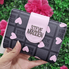 BILLETERA STEVE MADDEN GRIS CON CORAZONES ROSADOS