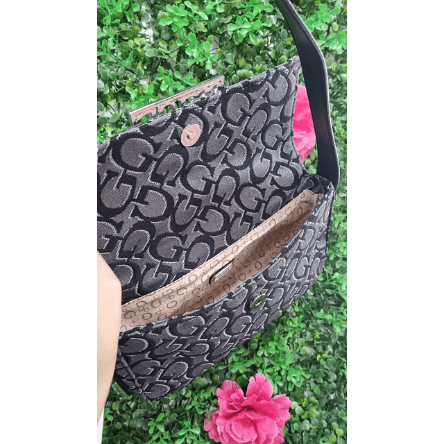 CARTERA DE HOMBRO GUESS GRIS CON LOSGOS G NEGROS
