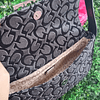 CARTERA DE HOMBRO GUESS GRIS CON LOSGOS G NEGROS