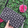CARTERA DE HOMBRO GUESS GRIS CON LOSGOS G NEGROS