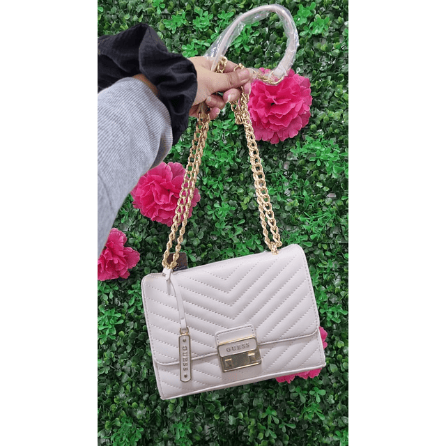 CROSSBODY GUESS BLANCA CON CADENAS Y BROCHE