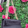 CROSSBODY GUESS NEGRO CON CADENAS Y BROCHE