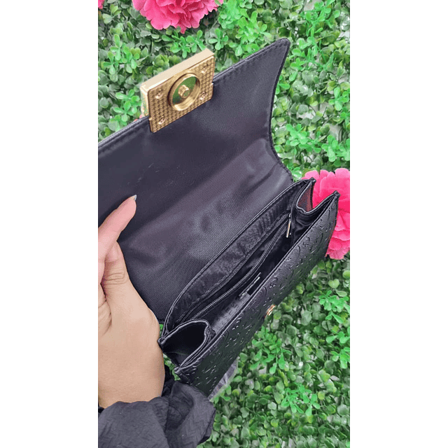 CROSSBODY GUESS NEGRO CON CADENAS Y BROCHE