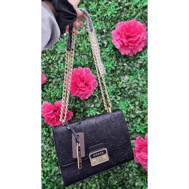 CROSSBODY GUESS NEGRO CON CADENAS Y BROCHE