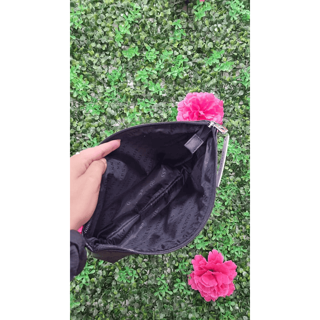 COSMETIQUERO GUESS GRIS CON LETRAS G LNEGRAS