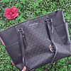 TOTE MK NEGRO LISO Y MONOGRAMO CIERRE COMPLETO