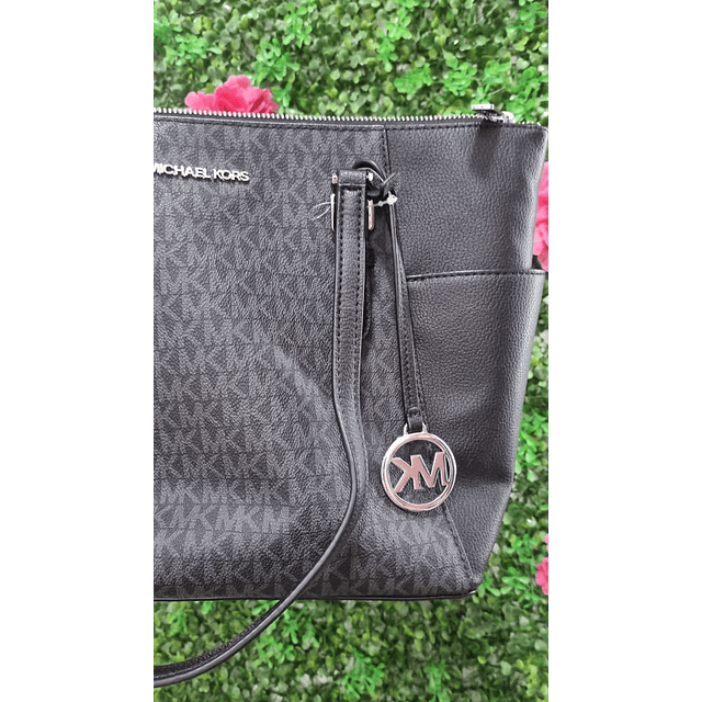 TOTE MK NEGRO LISO Y MONOGRAMO CIERRE COMPLETO