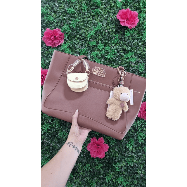 TOTE STEVE MADDEN CAFÉ LISO DETALLE OSITO
