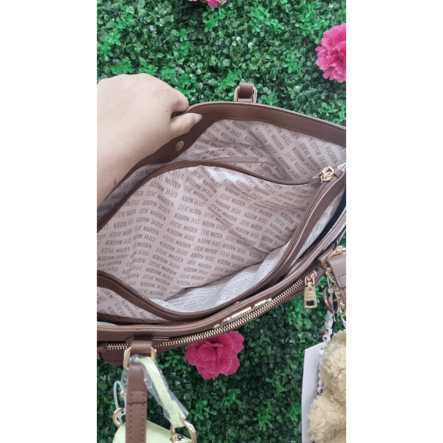 TOTE STEVE MADDEN CAFÉ LISO DETALLE OSITO