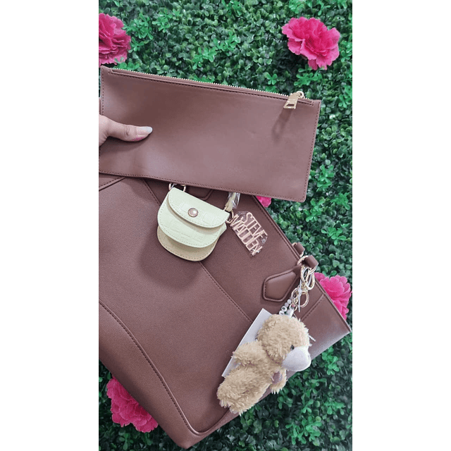 TOTE STEVE MADDEN CAFÉ LISO DETALLE OSITO