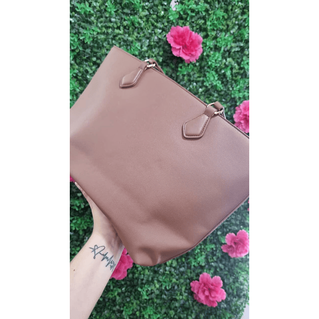 TOTE STEVE MADDEN CAFÉ LISO DETALLE OSITO