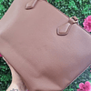 TOTE STEVE MADDEN CAFÉ LISO DETALLE OSITO