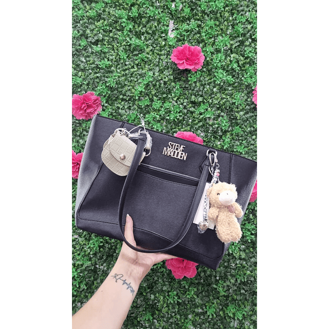 TOTE STEVE MADDEN NEGRO LISO DETALLE OSITO