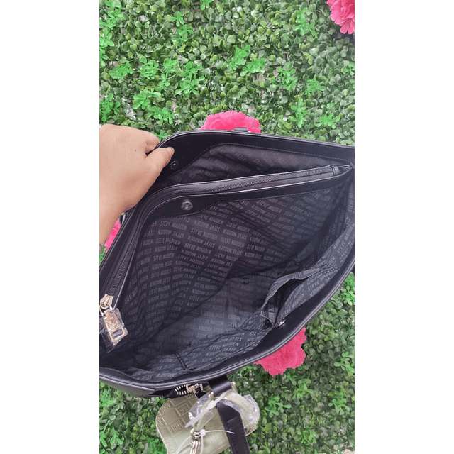 TOTE STEVE MADDEN NEGRO LISO DETALLE OSITO