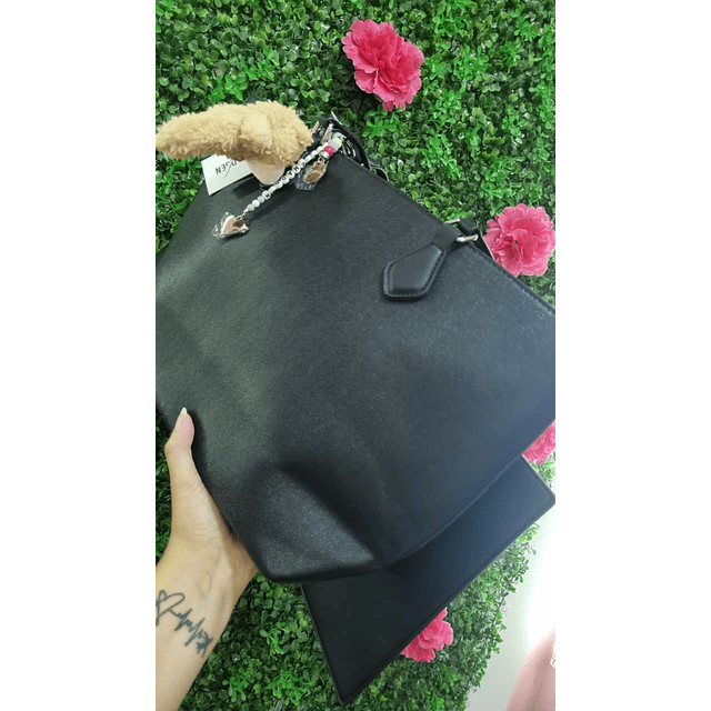 TOTE STEVE MADDEN NEGRO LISO DETALLE OSITO