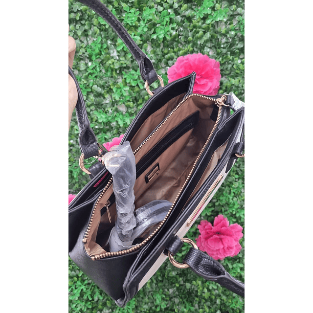 CARTERA GUESS BLANCA CON NEGRO