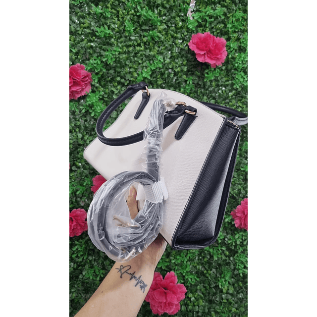 CARTERA GUESS BLANCA CON NEGRO