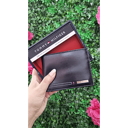BILLETERA TOMMY HILFIGER NEGRA LOGO PLATEADO ABAJO DER