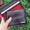 BILLETERA TOMMY HILFIGER NEGRA LOGO PLATEADO ABAJO DER
