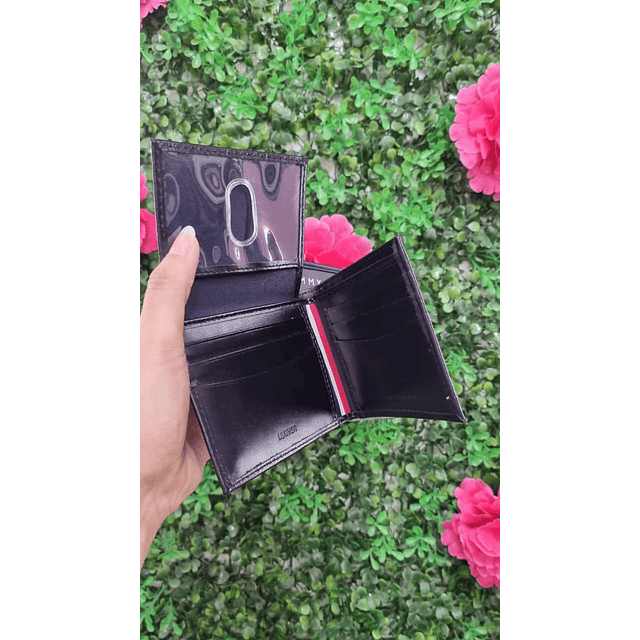 BILLETERA TOMMY HILFIGER NEGRA LOGO PLATEADO ABAJO DER