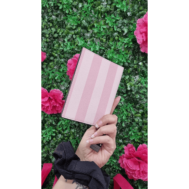 PORTA PASAPORTE VS ROSADO ICONIC LOGO V