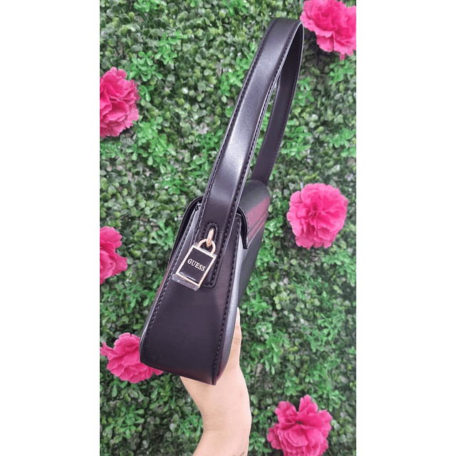 CARTERA GUESS DE HOMBRO NEGRA C/DETALLE DORADOS