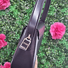 CARTERA GUESS DE HOMBRO NEGRA C/DETALLE DORADOS