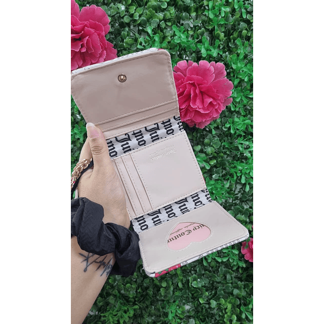 BILLETERA JUICY BLANCA CON FRUTILLAS