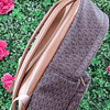 MOCHILA MEDIANA MK CAFÉ MONOGRAMA CON CADENA