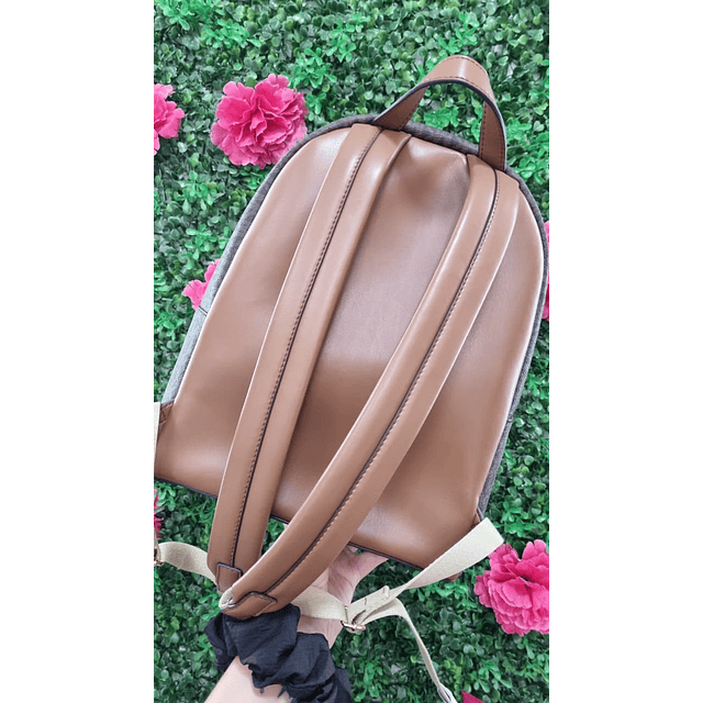 MOCHILA MEDIANA MK CAFÉ MONOGRAMA CON CADENA