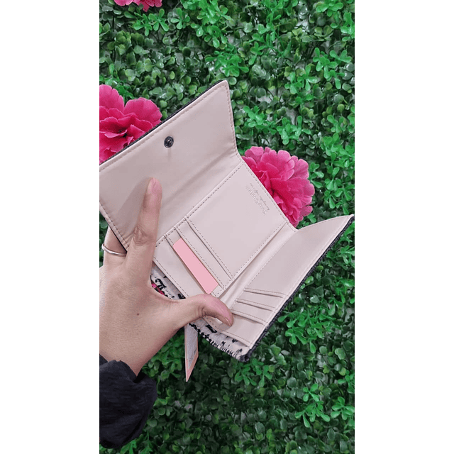 BILLETERA JUICY COUTURE NEGRA LOGO GRANDE