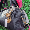 CROSSBODY JUICY COUTURE NEGRO ESTILO BOMBONERA