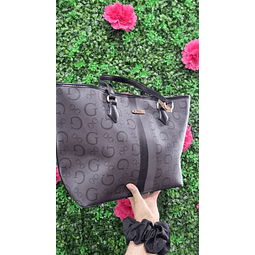 TOTE GRANDE GUESS CON BROCHE Y HEBILLA DORADA