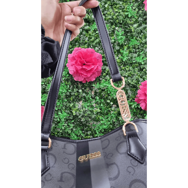 TOTE GRANDE GUESS CON BROCHE Y HEBILLA DORADA