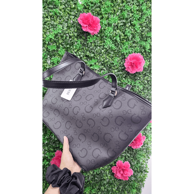 TOTE GRANDE GUESS CON BROCHE Y HEBILLA DORADA