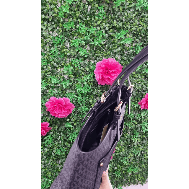 TOTE MK NEGRO MONOGRAMO 2 BOLSILLOS CIERRE COMPLETO