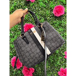 CARTERA GUESS GRIS LETRAS G NEGRAS Y DETALLE LINEA BLANCA Y NEGRA