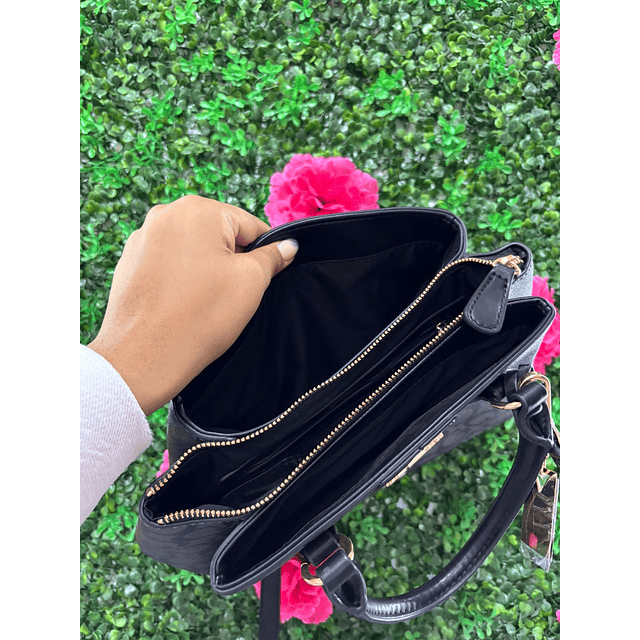 CARTERA GUESS GRIS LETRAS G NEGRAS Y DETALLE LINEA BLANCA Y NEGRA