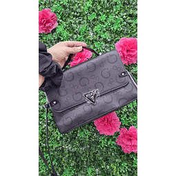 CARTERA CROSSBODY CRUZADO CUADRADO GUESS CON CORREA LARGA