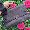CARTERA CROSSBODY CRUZADO CUADRADO GUESS CON CORREA LARGA