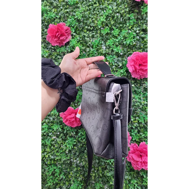CARTERA CROSSBODY CRUZADO CUADRADO GUESS CON CORREA LARGA